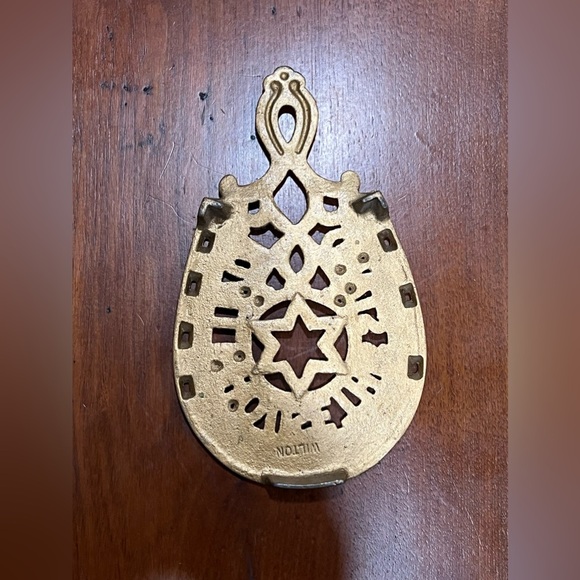 Vintage "Wilton" Cast Gold Trivet "Good Luck To All Who Use This Stand" - Picture 2 of 2